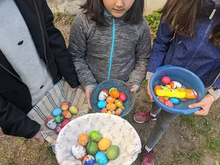 קישטנו ביצים, א׳ החביא אותן לפנות בוקר בחצר הבניין, ובבוקר הבנות יצאו למסע חיפוש