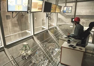יונתן מתנסה בהפעלת הזרוע בבונקר המפלצתי. צילום: אייל דינר