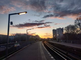 במשך כל אפריל, בדרך חזרה מהעבודה, הייתי זוכה להגיע לתחנה בדיוק בזמן לראות שקיעות מעלפות בזמן שאני מחכה לרכבת הביתה