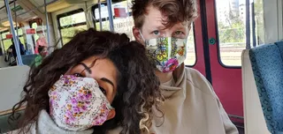 משכנעת את לוקאס לעשות סלפי מסכות כדי לשלוח לאמא